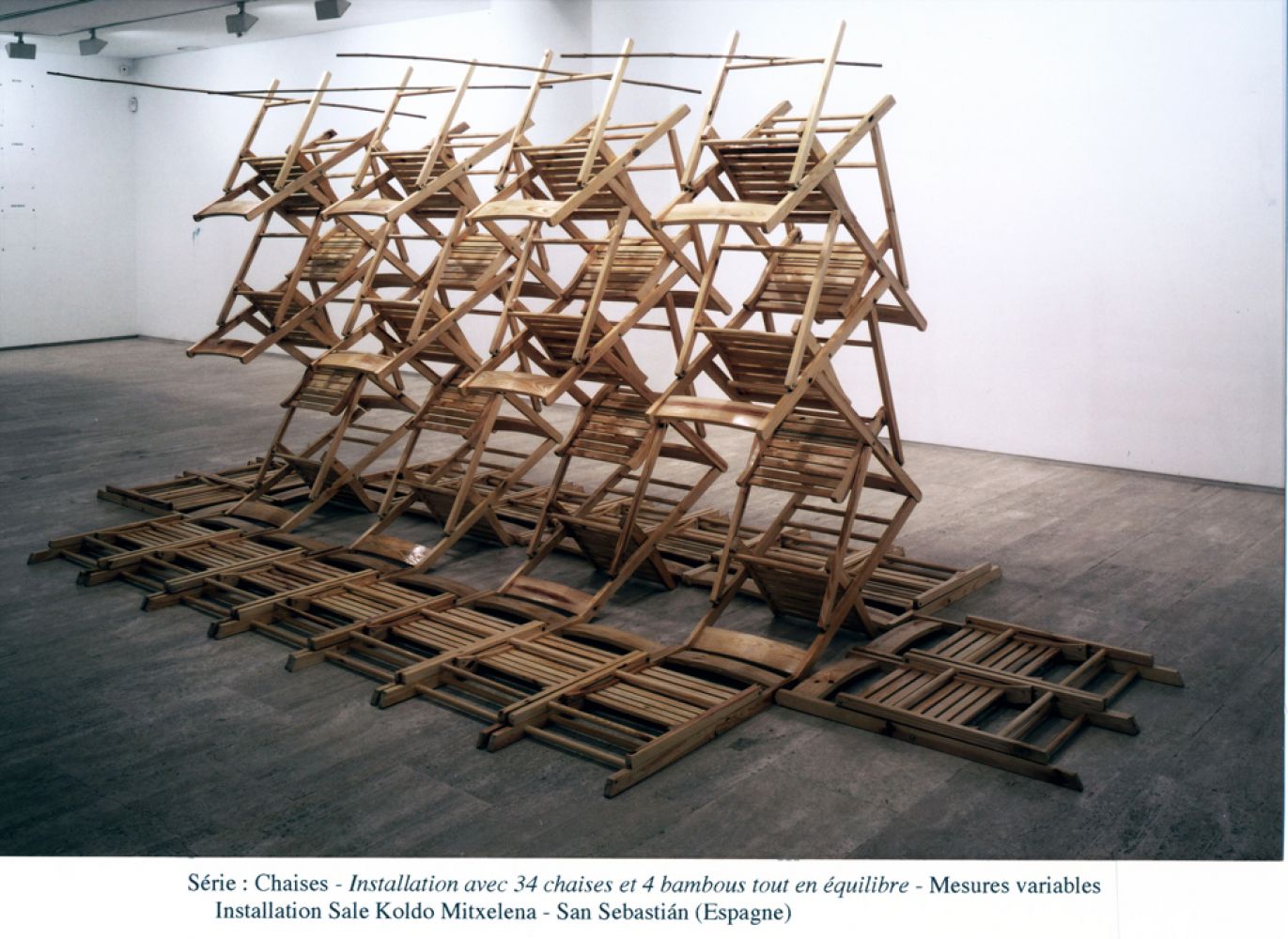 Installation avec chaises et bambou en équilibre - Koldo Mixelena - 1997